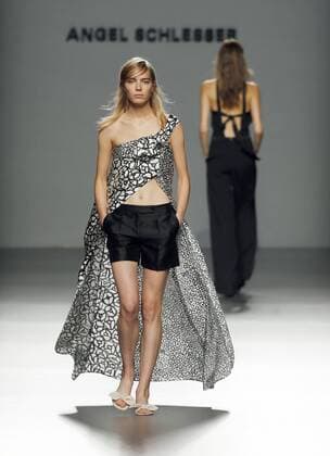 A model takes to the catwalk a creation by Spanish designer Angel Schlesser during the opening day of the Mercedes Benz Fashion Week Madrid (MBFWM) held in Madrid, Spain, 16 September 2016. The MBFWM will run from 15 to 20 September 2016. Mercedes Benz Fashion Week Madrid - Angel Schlesser !ACHTUNG: NUR REDAKTIONELLE NUTZUNG!  20160916-636096380645384814