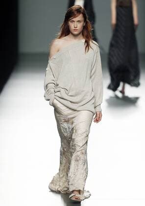 A model takes to the catwalk a creation by Spanish designer Angel Schlesser during the opening day of the Mercedes Benz Fashion Week Madrid (MBFWM) held in Madrid, Spain, 16 September 2016. The MBFWM will run from 15 to 20 September 2016. Mercedes Benz Fashion Week Madrid - Angel Schlesser !ACHTUNG: NUR REDAKTIONELLE NUTZUNG!  20160916-636096381284508620