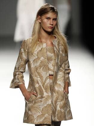 A model takes to the catwalk a creation by Spanish designer Angel Schlesser during the opening day of the Mercedes Benz Fashion Week Madrid (MBFWM) held in Madrid, Spain, 16 September 2016. The MBFWM will run from 15 to 20 September 2016. Mercedes Benz Fashion Week Madrid - Angel Schlesser !ACHTUNG: NUR REDAKTIONELLE NUTZUNG!  20160916-636096381301356404