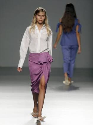A model takes to the catwalk a creation by Spanish designer Angel Schlesser during the opening day of the Mercedes Benz Fashion Week Madrid (MBFWM) held in Madrid, Spain, 16 September 2016. The MBFWM will run from 15 to 20 September 2016. Mercedes Benz Fashion Week Madrid - Angel Schlesser !ACHTUNG: NUR REDAKTIONELLE NUTZUNG!  20160916-636096381320544158