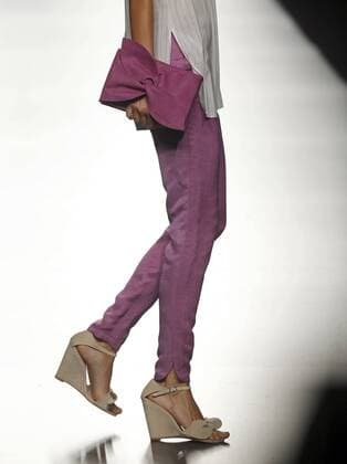 A model takes to the catwalk a creation by Spanish designer Angel Schlesser during the opening day of the Mercedes Benz Fashion Week Madrid (MBFWM) held in Madrid, Spain, 16 September 2016. The MBFWM will run from 15 to 20 September 2016. Mercedes Benz Fashion Week Madrid - Angel Schlesser !ACHTUNG: NUR REDAKTIONELLE NUTZUNG!  20160916-636096381347531812