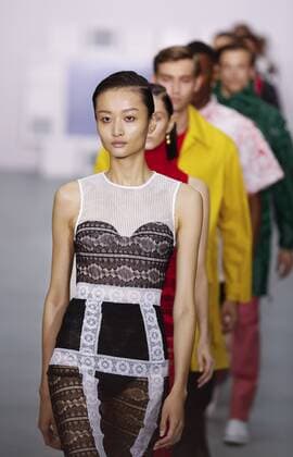 LONDON, Sept. 16, 2016 -- Models display creations of Teatum Jones during the London Fashion Week Spring Summer collections 2017 in London, Britain, on Sept. 16, 2016. The London Fashion Week Spring Summer collections 2017 kicked off on Friday. ) (syq) BRITAIN-LONDON-FASHION WEEK-TEATUM JONES HanxYan 
