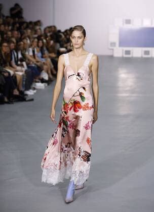 LONDON, Sept. 16, 2016 -- A model displays a creation of Teatum Jones during the London Fashion Week Spring Summer collections 2017 in London, Britain, on Sept. 16, 2016. The London Fashion Week Spring Summer collections 2017 kicked off on Friday. ) (syq) BRITAIN-LONDON-FASHION WEEK-TEATUM JONES HanxYan 