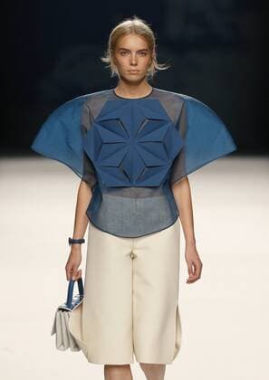A model takes to the catwalk a creation of the label Devota & Lomba during the opening day of the Mercedes Benz Fashion Week Madrid (MBFWM) held in Madrid, Spain, 16 September 2016. The MBFWM will run from 15 to 20 September 2016. Mercedes Benz Fashion Week Madrid - Angel Schlesser !ACHTUNG: NUR REDAKTIONELLE NUTZUNG!  20160916-636096455239798365