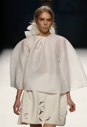 A model takes to the catwalk a creation of the label Devota & Lomba during the opening day of the Mercedes Benz Fashion Week Madrid (MBFWM) held in Madrid, Spain, 16 September 2016. The MBFWM will run from 15 to 20 September 2016. Mercedes Benz Fashion Week Madrid - Angel Schlesser !ACHTUNG: NUR REDAKTIONELLE NUTZUNG!  20160916-636096455273805929