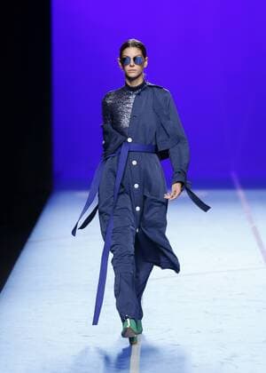 A model takes to the catwalk a creation of Spanish designer Moises Nieto during the opening day of the Mercedes Benz Fashion Week Madrid (MBFWM) held in Madrid, Spain, 16 September 2016. The MBFWM will run from 15 to 20 September 2016. Mercedes Benz Fashion Week Madrid - Angel Schlesser !ACHTUNG: NUR REDAKTIONELLE NUTZUNG!  20160916-636096567080014254
