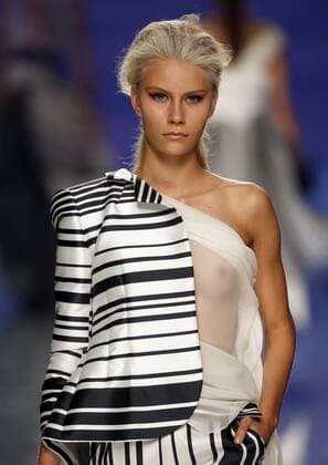 A model presents a creation from the Spring Summer 2017 collection by Spanish designer Ulises Merida during the Mercedes Benz Fashion Week Madrid (MBFWM) held in Madrid, Spain, 17 September 2016. The MBFWM will run from 15 to 20 September 2016. Mercedes Benz Fashion Week Madrid - Ulises Merida !ACHTUNG: NUR REDAKTIONELLE NUTZUNG!  GRA109 20160917-636097169740925826
