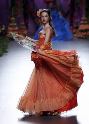 A model presents a creation from the Spring Summer 2017 collection by Spanish designer Francis Montesinos during the Mercedes Benz Fashion Week Madrid (MBFWM) held in Madrid, Spain, 17 September 2016. The MBFWM will run from 15 to 20 September 2016. Mercedes Benz Fashion Week Madrid - Francis Montesinos !ACHTUNG: NUR REDAKTIONELLE NUTZUNG!  GRA145 20160917-636097181074871576