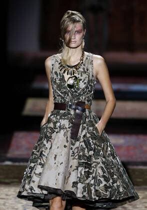 A model presents a creation from the Spring Summer 2017 collection by Spanish designer Ana Locking during the Mercedes Benz Fashion Week Madrid (MBFWM) held in Madrid, Spain, 17 September 2016. The MBFWM will run from 15 to 20 September 2016. Mercedes Benz Fashion Week Madrid - Ana Locking !ACHTUNG: NUR REDAKTIONELLE NUTZUNG!  GRA280 20160917-636097263221437286