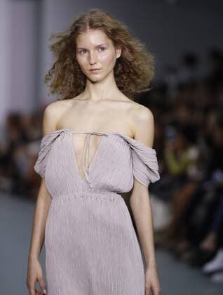 (160917) -- LONDON, Sept. 17, 2016 -- A model presents a creation at the Barbara Casasola show during London Fashion Week Spring Summer collections 2017 in London, Britain on Sept. 17, 2016. ) (lrz) BRITAIN-LONDON-LONDON FASHION WEEK-BARBARA CASASOLA HanxYan 
