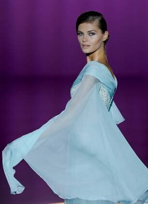 A model presents a creation from the Spring Summer 2017 collection by Spanish designer Hannibal Laguna during the Mercedes Benz Fashion Week Madrid (MBFWM) held in Madrid, Spain, 17 September 2016. The MBFWM will run from 15 to 20 September 2016. Mercedes Benz Fashion Week Madrid - Hannibal Laguna !ACHTUNG: NUR REDAKTIONELLE NUTZUNG!  GRA379 20160917-636097330324820652