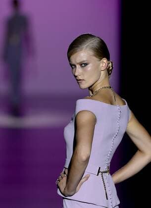 A model presents a creation from the Spring Summer 2017 collection by Spanish designer Hannibal Laguna during the Mercedes Benz Fashion Week Madrid (MBFWM) held in Madrid, Spain, 17 September 2016. The MBFWM will run from 15 to 20 September 2016. Mercedes Benz Fashion Week Madrid - Hannibal Laguna !ACHTUNG: NUR REDAKTIONELLE NUTZUNG!  GRA379 20160917-636097330342136763