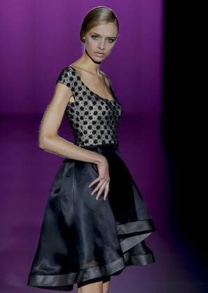 A model presents a creation from the Spring Summer 2017 collection by Spanish designer Hannibal Laguna during the Mercedes Benz Fashion Week Madrid (MBFWM) held in Madrid, Spain, 17 September 2016. The MBFWM will run from 15 to 20 September 2016. Mercedes Benz Fashion Week Madrid - Hannibal Laguna !ACHTUNG: NUR REDAKTIONELLE NUTZUNG!  GRA379 20160917-636097340964736385