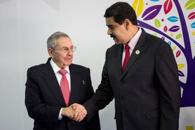 President of Venezuela Nicolas Maduro (R) welcomes President of Cuba Raul Castro at his arrival to the Non-Aligned Movement Summit in Margarita, Venezuela, 17 September 2016. EFE MIGUEL GUTIERREZ NON-ALIGNED MOVEMENT SUMMIT !ACHTUNG: NUR REDAKTIONELLE NUTZUNG!  EPA 20160917-636097434721164437