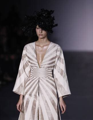 (160918) -- LONDON, Sept. 18, 2016 -- A model walks the runway at the Gareth Pugh show during London Fashion Week Spring Summer collections 2017 in London, Britain, Sept. 17, 2016. ) BRITAIN-LONDON-FASHION-GARETH PUGH HanxYan 