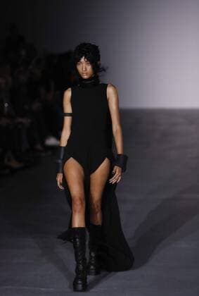 (160918) -- LONDON, Sept. 17, 2016 -- A model walks the runway at the Gareth Pugh show during London Fashion Week Spring Summer collections 2017 in London, Britain, Sept. 17, 2016. ) BRITAIN-LONDON-FASHION-GARETH PUGH HanxYan 
