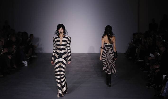 (160918) -- LONDON, Sept. 17, 2016 -- Models walk the runway at the Gareth Pugh show during London Fashion Week Spring Summer collections 2017 in London, Britain, Sept. 17, 2016. ) BRITAIN-LONDON-FASHION-GARETH PUGH HanxYan 