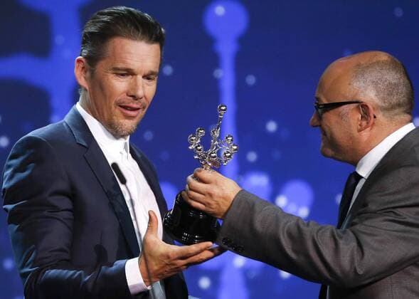 US actor Ethan Hawke (L) receives the Donostia award in recognition to his career during the 64th edition of the San Sebastian International Film Festival in San Sebastian, northern Spain, 17 September 2016. The festival will run from 16 to 24 September 2016. SAN SEBASTIAN INTERNATIONAL FILM FESTIVAL !ACHTUNG: NUR REDAKTIONELLE NUTZUNG!  GRA506 20160918-636097967555695288