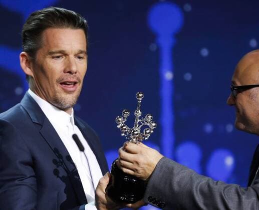 US actor Ethan Hawke (L) receives the Donostia award in recognition to his career during the 64th edition of the San Sebastian International Film Festival in San Sebastian, northern Spain, 17 September 2016. The festival will run from 16 to 24 September 2016. SAN SEBASTIAN INTERNATIONAL FILM FESTIVAL !ACHTUNG: NUR REDAKTIONELLE NUTZUNG!  GRA506 20160918-636097967580966964