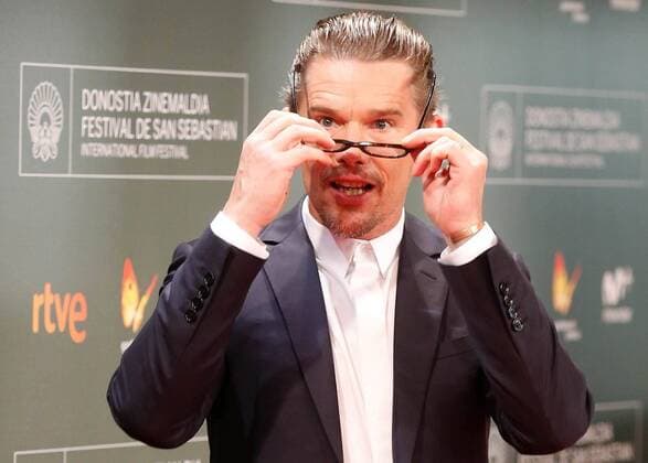US actor Ethan Hawke poses upon arrival to the 64th edition of the San Sebastian International Film Festival in San Sebastian, northern Spain, 17 September 2016. Hawke received the Donostia award in recognition to his career. The festival will run from 16 to 24 September 2016. EPA Juan Herrero SAN SEBASTIAN INTERNATIONAL FILM FESTIVAL !ACHTUNG: NUR REDAKTIONELLE NUTZUNG!  GRA506 20160918-636097968300897734