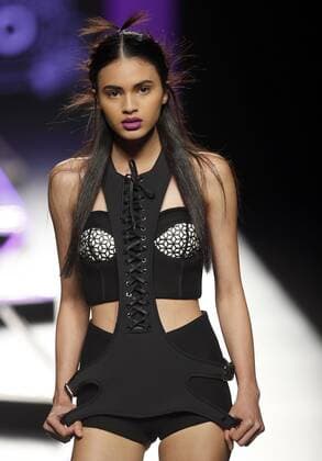 A model presents a creation by Spanish designer Maya Hansen during the Mercedes Benz Fashion Week Madrid (MBFWM) held in Madrid, Spain, 18 September 2016. The MBFWM will run from 15 to 20 September 2016. Mercedes Benz Fashion Week Madrid - Maya Hansen !ACHTUNG: NUR REDAKTIONELLE NUTZUNG!  GRA046 20160918-636097994174419394