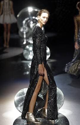 A model presents a creation from the Spring Summer 2017 collection by Spanish designer Teresa Helbig during the Mercedes Benz Fashion Week Madrid (MBFWM) held in Madrid, Spain, 18 September 2016. The MBFWM will run from 15 to 20 September 2016. Mercedes Benz Fashion Week Madrid - Teresa Helbig !ACHTUNG: NUR REDAKTIONELLE NUTZUNG!  GRA120 20160918-636098021214495469