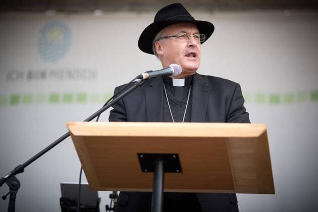 Marsch für das Leben 2016 Marsch für das Leben: Mehrere tausend fundamentalistische christliche Abtreibungsgegner protestieren mit einem Marsch für das Leben gegen Abtreibungen durch Berlin Mitte. Die Teilnehmer tragen weiße Kreuze, die symbolisch für die jährlich in Deutschland abgetriebenen Kinder stehen sollen. An die 1000 Gegendemonstranten begleiten den Demozug. Der Regensburger Bischof Rudolf Voderholzer hält auf der Auftaktkundgebung eine Rede.