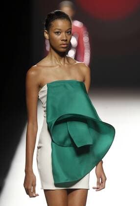 A model presents a creation from the Spring Summer 2017 collection by Spanish designer Amaya Arzuaga during the Mercedes Benz Fashion Week Madrid (MBFWM) held in Madrid, Spain, 18 September 2016. The MBFWM will run from 15 to 20 September 2016. Mercedes Benz Fashion Week Madrid - Amaya Arzuaga !ACHTUNG: NUR REDAKTIONELLE NUTZUNG!  GRA206 20160918-636098072771444860