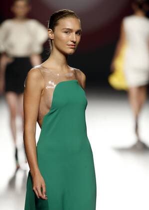 A model presents a creation from the Spring Summer 2017 collection by Spanish designer Amaya Arzuaga during the Mercedes Benz Fashion Week Madrid (MBFWM) held in Madrid, Spain, 18 September 2016. The MBFWM will run from 15 to 20 September 2016. Mercedes Benz Fashion Week Madrid - Amaya Arzuaga !ACHTUNG: NUR REDAKTIONELLE NUTZUNG!  GRA206 20160918-636098073390912918