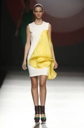 A model presents a creation from the Spring Summer 2017 collection by Spanish designer Amaya Arzuaga during the Mercedes Benz Fashion Week Madrid (MBFWM) held in Madrid, Spain, 18 September 2016. The MBFWM will run from 15 to 20 September 2016. Mercedes Benz Fashion Week Madrid - Amaya Arzuaga !ACHTUNG: NUR REDAKTIONELLE NUTZUNG!  GRA206 20160918-636098073408540692
