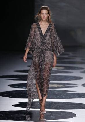 A model presents a creation from the Spring Summer 2017 collection by Spanish designer Ailanto during the Mercedes Benz Fashion Week Madrid (MBFWM) held in Madrid, Spain, 18 September 2016. The MBFWM will run from 15 to 20 September 2016. Mercedes Benz Fashion Week Madrid - Ailanto !ACHTUNG: NUR REDAKTIONELLE NUTZUNG!  GRA206 20160918-636098128537973767