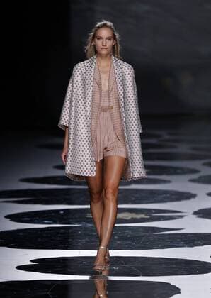 A model presents a creation from the Spring Summer 2017 collection by Spanish designer Ailanto during the Mercedes Benz Fashion Week Madrid (MBFWM) held in Madrid, Spain, 18 September 2016. The MBFWM will run from 15 to 20 September 2016. Mercedes Benz Fashion Week Madrid - Ailanto !ACHTUNG: NUR REDAKTIONELLE NUTZUNG!  GRA206 20160918-636098128579781499