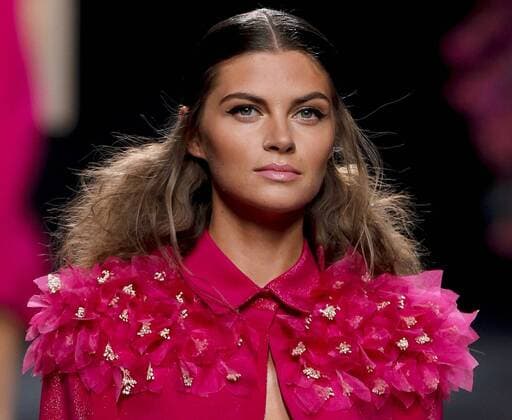 A model presents a creation from the Spring Summer 2017 collection by Spanish designer Juana Martin during the Mercedes Benz Fashion Week Madrid (MBFWM) held in Madrid, Spain, 18 September 2016. The MBFWM will run from 15 to 20 September 2016. Mercedes Benz Fashion Week Madrid - Juana Martin !ACHTUNG: NUR REDAKTIONELLE NUTZUNG!  GRA362 20160918-636098227755754638
