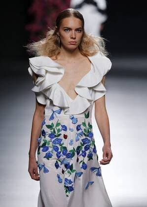 A model wears a creation by Juana Martin at the 64th of the Mercedes-Benz Fashion Week Madrid, wich will be held until 20 in Ifema. JUANA MARTIN S CREATIONS IN MERCECES BENZ FASHION WEEK MADRID !ACHTUNG: NUR REDAKTIONELLE NUTZUNG!  GRA366 20160918-636098291567760182