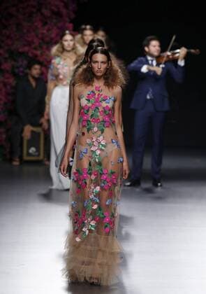 A model wears a creation by Juana Martin at the 64th of the Mercedes-Benz Fashion Week Madrid, wich will be held until 20 in Ifema. JUANA MARTIN S CREATIONS IN MERCECES BENZ FASHION WEEK MADRID !ACHTUNG: NUR REDAKTIONELLE NUTZUNG!  GRA366 20160918-636098291551848386