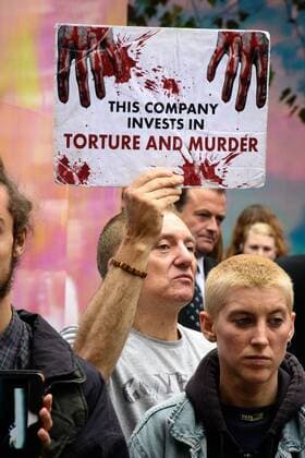 UK: LFW targeted by Animal Cruelty Protestors Animal cruelty protesters hold signs as they target London Fashion Week s runway show audiences causing the Metropolitan Police Service to close roads surrounding the event in London FOR EDITORIAL USE ONLY.Pacific Press Agency  HughxPeterswald