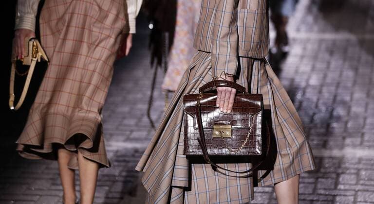 (160919) -- LONDON, Sept. 19, 2016 -- Models present creations from the Spring Summer 2017 collection by Mulberry during the London Fashion Week in London, Britain, on Sept. 18, 2016. ) (wjd) BRITAIN-LONDON-LONDON FASHION WEEK-MULBERRY HanxYan 