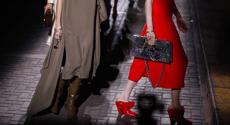 (160919) -- LONDON, Sept. 19, 2016 -- Models present creations from the Spring Summer 2017 collection by Mulberry during the London Fashion Week in London, Britain, on Sept. 18, 2016. ) (wjd) BRITAIN-LONDON-LONDON FASHION WEEK-MULBERRY HanxYan 