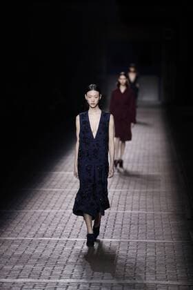(160919) -- LONDON, Sept. 19, 2016 -- Models present creations from the Spring Summer 2017 collection by Mulberry during the London Fashion Week in London, Britain, on Sept. 18, 2016. ) (wjd) BRITAIN-LONDON-LONDON FASHION WEEK-MULBERRY HanxYan 