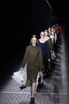 (160919) -- LONDON, Sept. 19, 2016 -- Models present creations from the Spring Summer 2017 collection by Mulberry during the London Fashion Week in London, Britain, on Sept. 18, 2016. ) (wjd) BRITAIN-LONDON-LONDON FASHION WEEK-MULBERRY HanxYan 