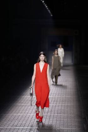 (160919) -- LONDON, Sept. 19, 2016 -- Models present creations from the Spring Summer 2017 collection by Mulberry during the London Fashion Week in London, Britain, on Sept. 18, 2016. ) (wjd) BRITAIN-LONDON-LONDON FASHION WEEK-MULBERRY HanxYan 