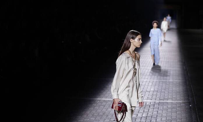 (160919) -- LONDON, Sept. 19, 2016 -- Models present creations from the Spring Summer 2017 collection by Mulberry during the London Fashion Week in London, Britain, on Sept. 18, 2016. ) (wjd) BRITAIN-LONDON-LONDON FASHION WEEK-MULBERRY HanxYan 