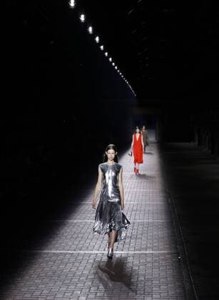 (160919) -- LONDON, Sept. 19, 2016 -- Models present creations from the Spring Summer 2017 collection by Mulberry during the London Fashion Week in London, Britain, on Sept. 18, 2016. ) (wjd) BRITAIN-LONDON-LONDON FASHION WEEK-MULBERRY HanxYan 