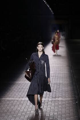 (160919) -- LONDON, Sept. 19, 2016 -- Models present creations from the Spring Summer 2017 collection by Mulberry during the London Fashion Week in London, Britain, on Sept. 18, 2016. ) (wjd) BRITAIN-LONDON-LONDON FASHION WEEK-MULBERRY HanxYan 