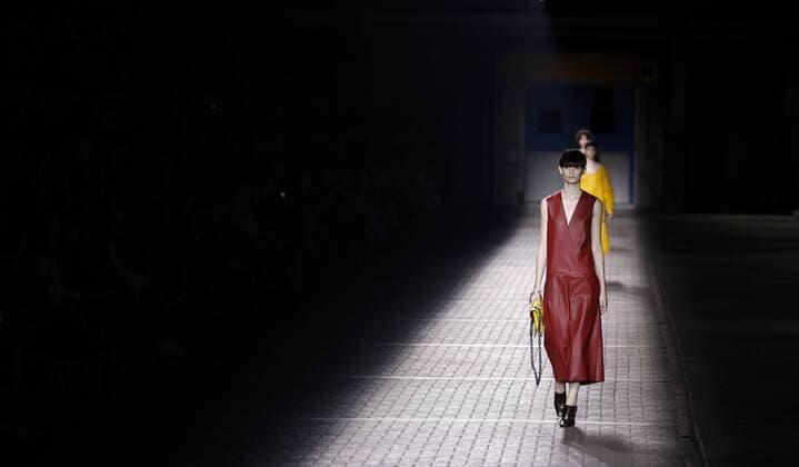 Bilder des Tages (160919) -- LONDON, Sept. 19, 2016 -- Models present creations from the Spring Summer 2017 collection by Mulberry during the London Fashion Week in London, Britain, on Sept. 18, 2016. ) (wjd) BRITAIN-LONDON-LONDON FASHION WEEK-MULBERRY HanxYan 