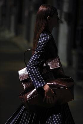 (160919) -- LONDON, Sept. 19, 2016 -- A model presents creations from the Spring Summer 2017 collection by Mulberry during the London Fashion Week in London, Britain, on Sept. 18, 2016. ) (wjd) BRITAIN-LONDON-LONDON FASHION WEEK-MULBERRY HanxYan 