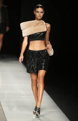 A model takes to the catwalk a creation by Spanish designer Felipe Varela during the Mercedes Benz Fashion Week Madrid (MBFWM) held in Madrid, Spain, 19 September 2016. The MBFWM will run from 15 to 20 September 2016. Mercedes Benz Fashion Week Madrid !ACHTUNG: NUR REDAKTIONELLE NUTZUNG!  20160919-636098850734035104