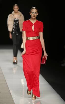 A model takes to the catwalk a creation by Spanish designer Felipe Varela during the Mercedes Benz Fashion Week Madrid (MBFWM) held in Madrid, Spain, 19 September 2016. The MBFWM will run from 15 to 20 September 2016. Mercedes Benz Fashion Week Madrid !ACHTUNG: NUR REDAKTIONELLE NUTZUNG!  20160919-636098852623482880