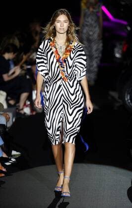 A model takes to the catwalk a creation by Spanish designer Alvaro Castejon and French Arnaud Maillard for label Alvarno during the Mercedes Benz Fashion Week Madrid (MBFWM) held in Madrid, Spain, 19 September 2016. The MBFWM will run from 15 to 20 September 2016. Mercedes Benz Fashion Week Madrid !ACHTUNG: NUR REDAKTIONELLE NUTZUNG!  20160919-636098895504125402