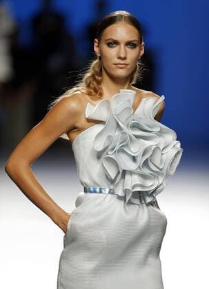 Madrid Fashion Show - Antonio Burillo A model takes to the catwalk a creation by Spanish designers Antonio Burillo and Juan Carlos Fernandez for their label The 2nd Skin Co during the Mercedes Benz Fashion Week Madrid (MBFWM) held in Madrid, Spain, 19 September 2016. The MBFWM will run from 15 to 20 September 2016. Mercedes Benz Fashion Week Madrid - Maria Escote !ACHTUNG: NUR REDAKTIONELLE NUTZUNG!  20160919-636098939730158757